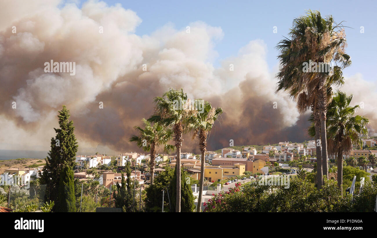Un smokey bush fire nel sud della Spagna Foto Stock