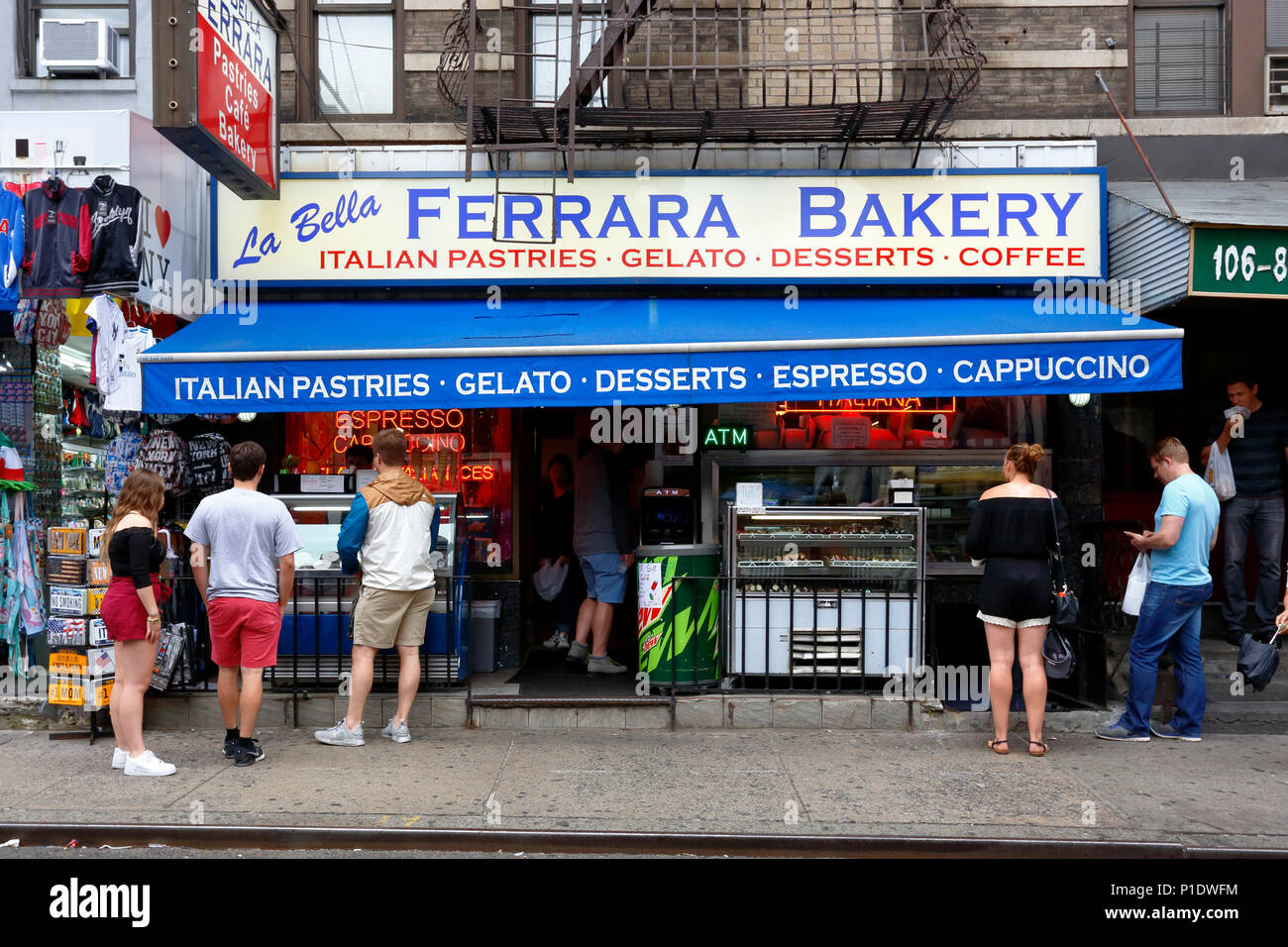 La Bella Ferrara, 108 Mulberry St, New York, NY. esterno alla vetrina di un italiano di pasticceria in Little Italy quartiere di Manhattan. Foto Stock