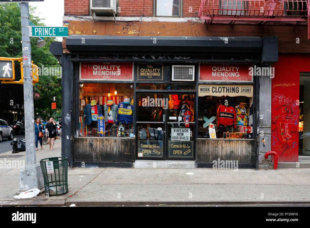 La qualità rammendo Co, 15 Prince St, New York, NY. esterno alla vetrina di un negozio di abbigliamento nel quartiere Nolita di Manhattan. Foto Stock