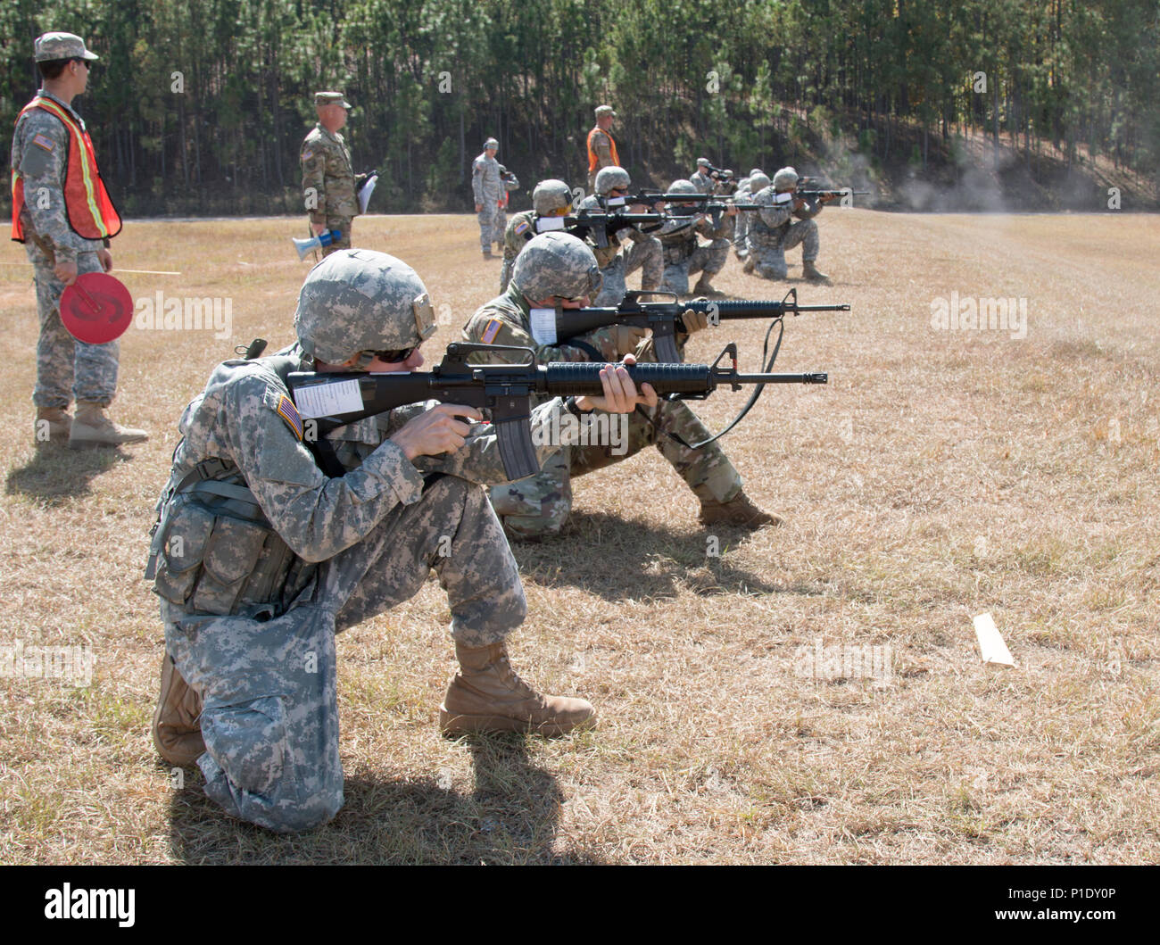 FORT MCCLELLAN, Ala. (ott. 15, 2016) -- soldati assegnati a una varietà di unità in tutto l'esercito di Alabama National Guard per testare la loro avanzata abilità di tiro fucile competenze nell'Aiutante Generale la partita insieme con lo stato di comando Sergente Maggiore di Match completato in precedenza durante la giornata qui a Pelham gamma complessa, dal 15 ottobre 2016. I tiratori fire M-16A2 fucili da selezionare distanze comprese tra 500 iarde per 25 iarde dalla linea di destinazione in entrambi subito il fuoco e rapida modalità di fuoco mentre inclini, seduti, in ginocchio, in piedi o di spostamento a piedi mentre rapidamente gli obiettivi di impegno entro limiti di tempo. Foto Stock