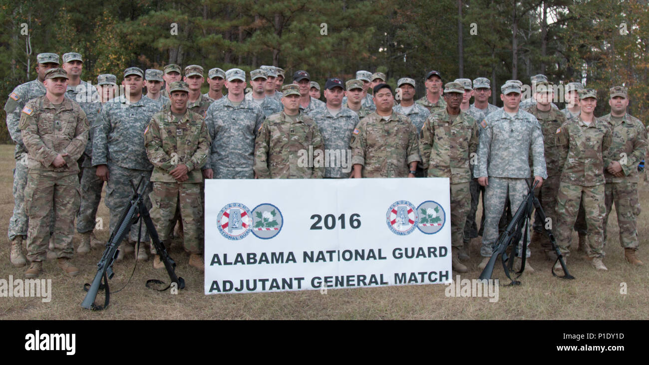 FORT MCCLELLAN, Ala. (ott. 15, 2016) -- soldati assegnati a una varietà di unità in tutto l'esercito di Alabama Guardia Nazionale si riuniscono per celebrare la loro partecipazione al comando di stato Sergente Maggiore corrispondono e l'Aiutante Generale's corrispondono a due parte, avanzate competenze di precisione di tiro concorrenza qui al Pelham gamma complessa, dal 15 ottobre 2016. I tiratori nelle partite fire M-16A2 fucili da selezionare distanze comprese tra 500 iarde per 25 iarde dalla linea di destinazione in entrambi subito il fuoco e rapida modalità di fuoco mentre inclini, seduti, in ginocchio, in piedi o di spostamento a piedi mentre rapidamente tar di impegno Foto Stock