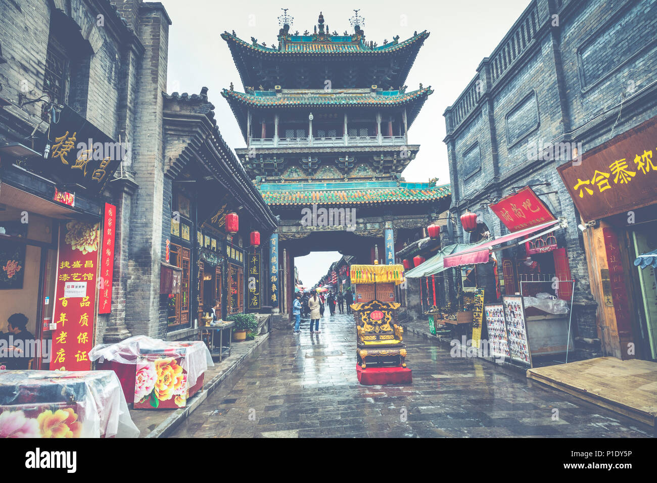 Di PINGYAO, Cina - 21 Maggio 2018: turisti e gente locale nella città antica di Pingyao nella Cina centrale, Asia. Tempo piovoso. Foto Stock