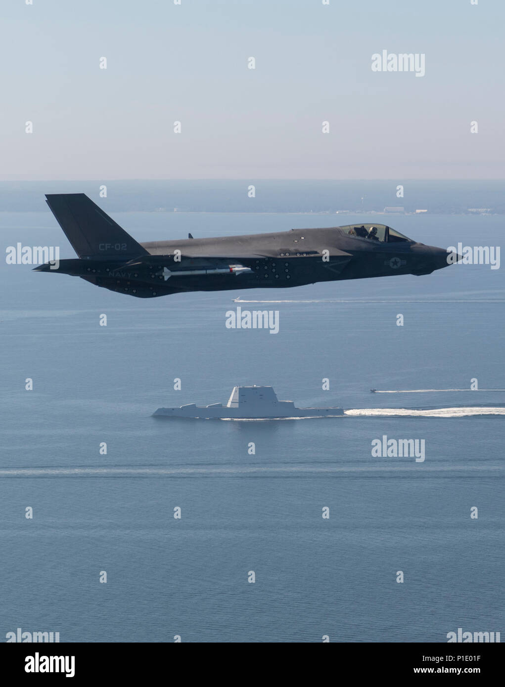 Un F-35 Lightning II variante del gestore (CV) pilotato da U.S. Marine Corps Il Mag. Robert Champ Guyette II, un test pilota dal F-35 Pax Fiume Integrated Test forza (ITF) assegnato al salato cani di prova in aria e valutazione Squadron (Vx) 23, vola sopra la stealth guidato-missile destroyer USS Zumwalt (DDG 1000) come la nave transita la Chesapeake Bay il 17 ottobre, 2016. USS Zumwalt, la marina militare del più recente e tecnologicamente più avanzato per la nave di superficie, entrato a far parte della flotta di Ottobre 15. La F-35C Lightning II - La nuova generazione di processori single-sedile, mono-motore strike fighter che incorpora tecnologie stealth, d Foto Stock