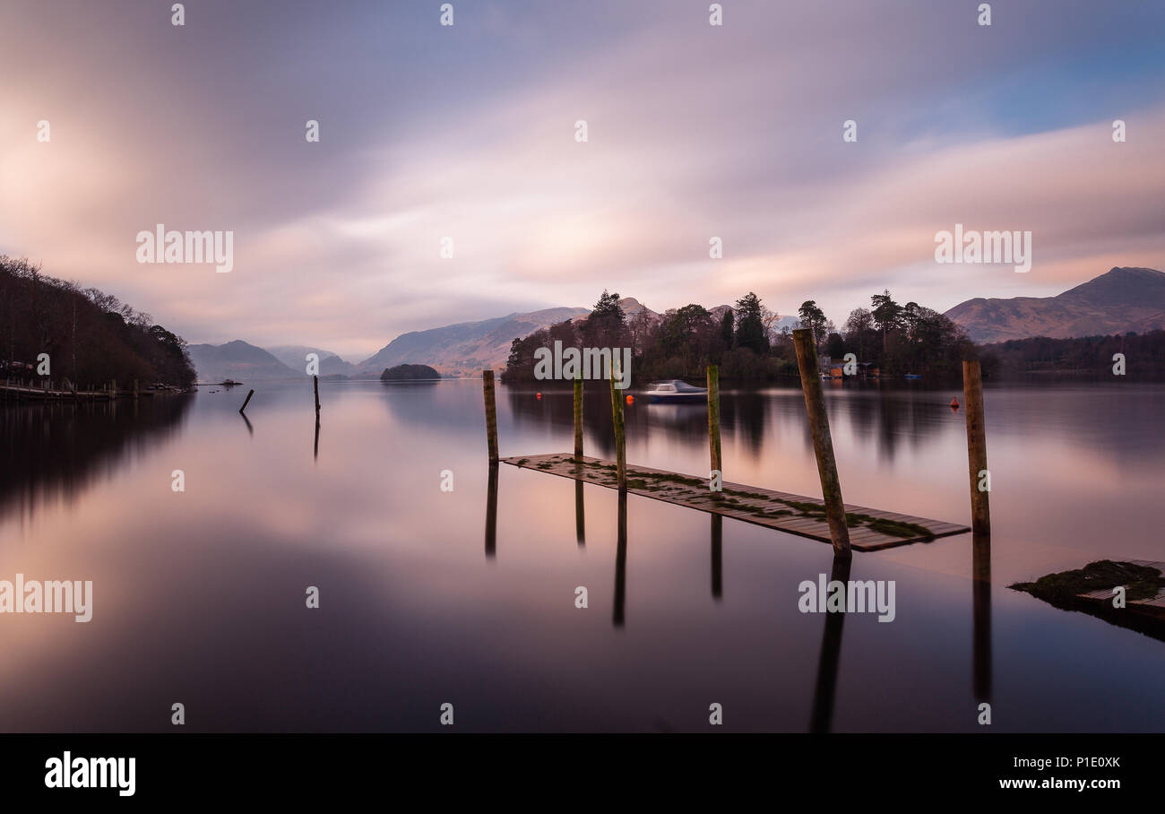 Una lunga esposizione fotografia di Derwentwater in Keswick, Cumbria , nel distretto del lago, il Regno Unito prese all'alba di una mattina di primavera Foto Stock