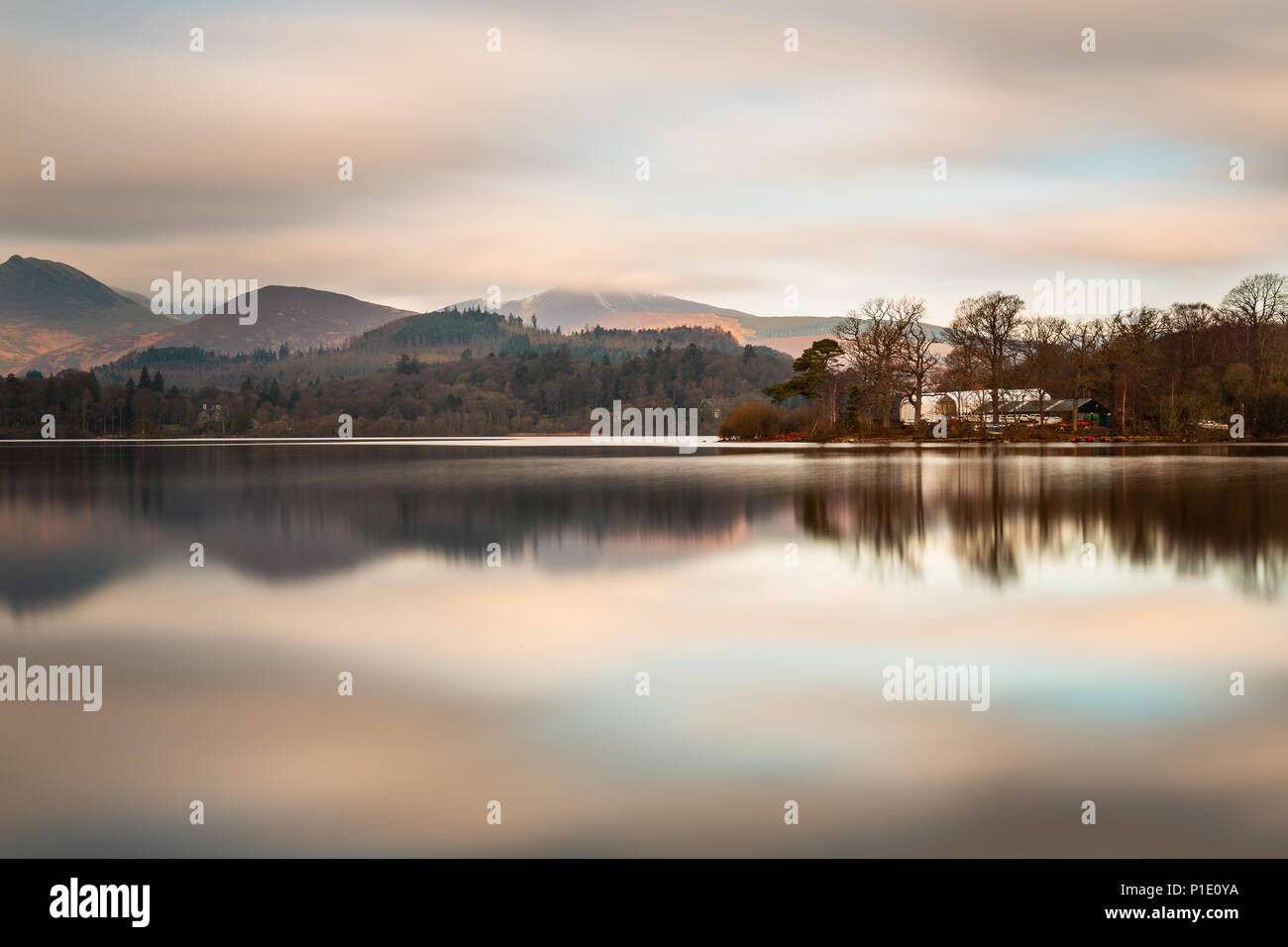 Una lunga esposizione foto di Derwent Water in Keswick, nel distretto del lago, Cumbria, Regno Unito prese su una mattina di primavera Foto Stock