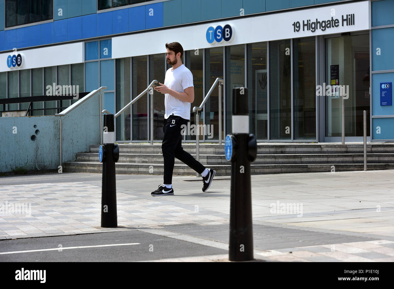 La gente a piedi passato la filiale di banca di TSB in Archway, a nord di Londra. Foto Stock