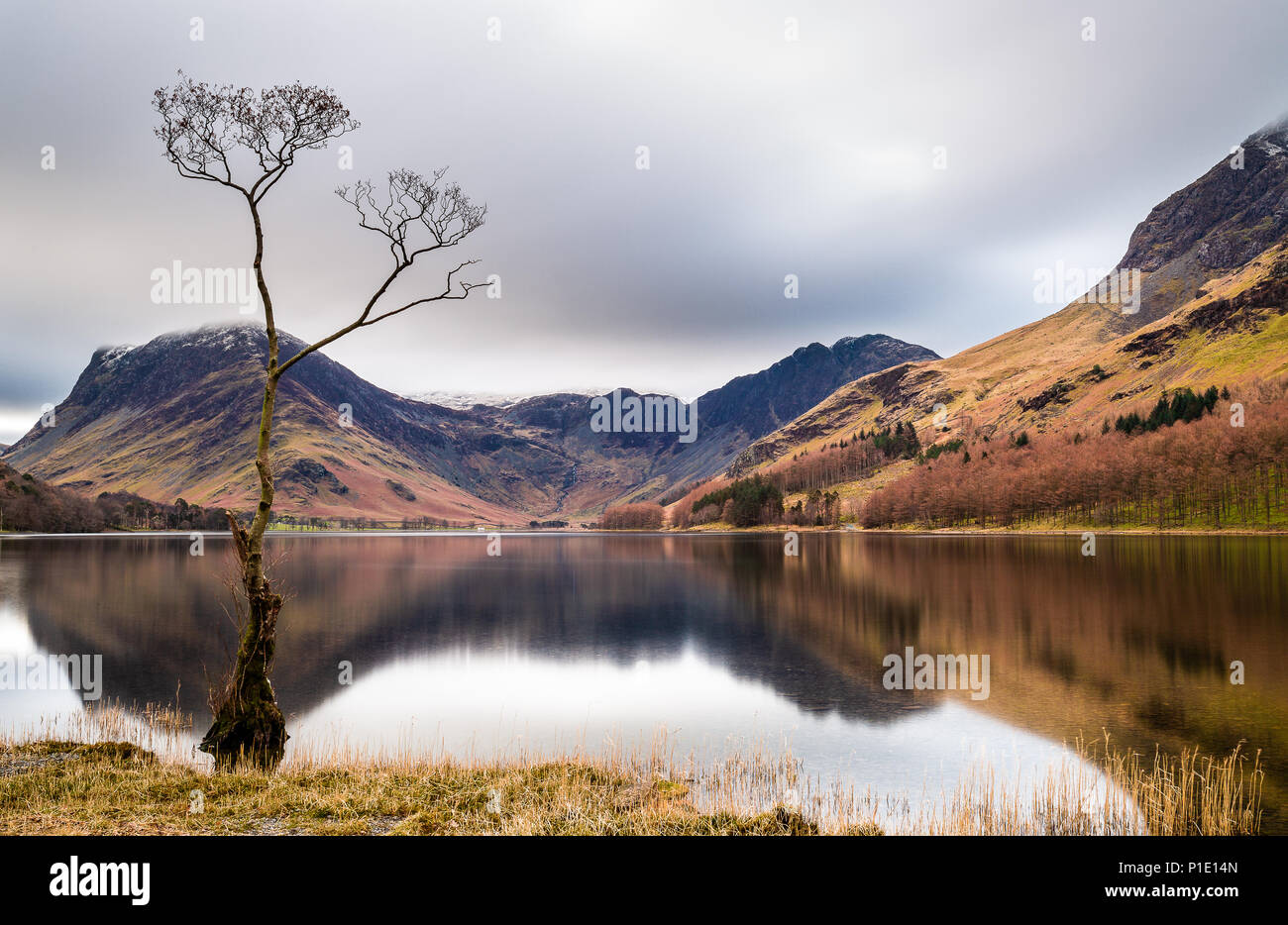Una lunga esposizione foto del lago Buttermere , il Parco nazionale del Lake District, Cumbria, Regno Unito prese su una giornata di primavera Foto Stock