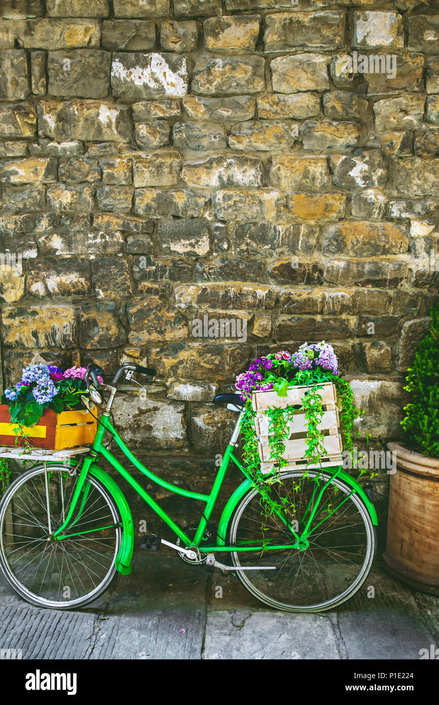 Bicicletta decorativo con fiori Foto Stock