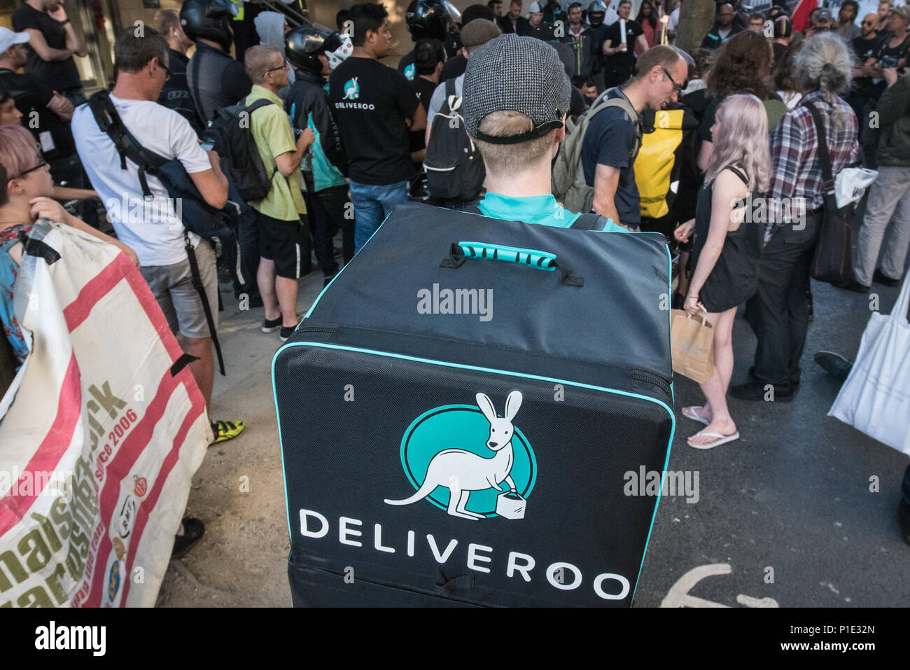 Torrington Place, Londra, 12 agosto 2016. Deliveroo è invischiato in una riga su una nuova struttura di pagare con i suoi corrieri come fino a 100 lavoratori e suppor Foto Stock