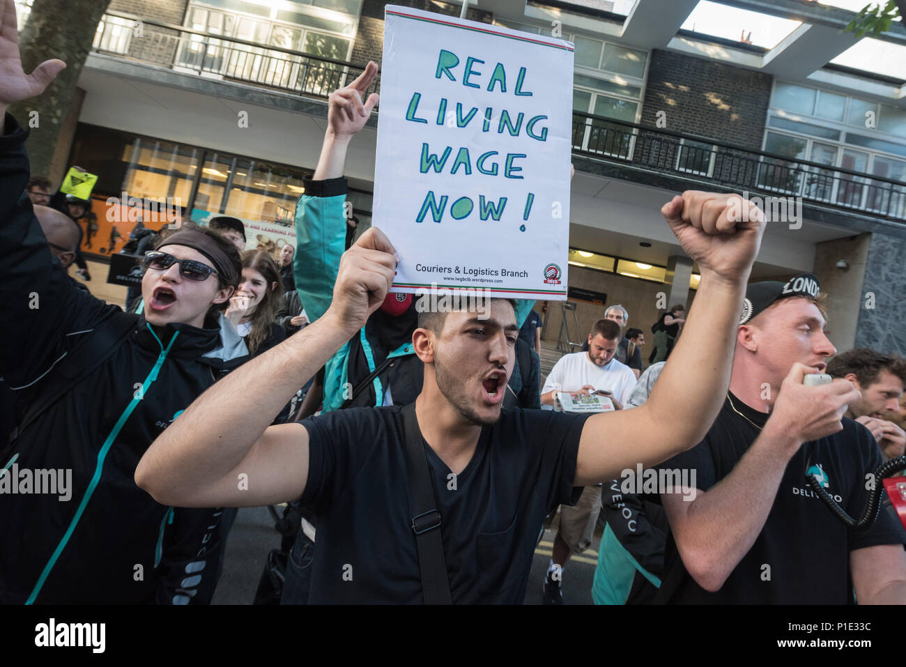 Torrington Place, Londra, 12 agosto 2016. Deliveroo è invischiato in una riga su una nuova struttura di pagare con i suoi corrieri come fino a 100 lavoratori e suppor Foto Stock