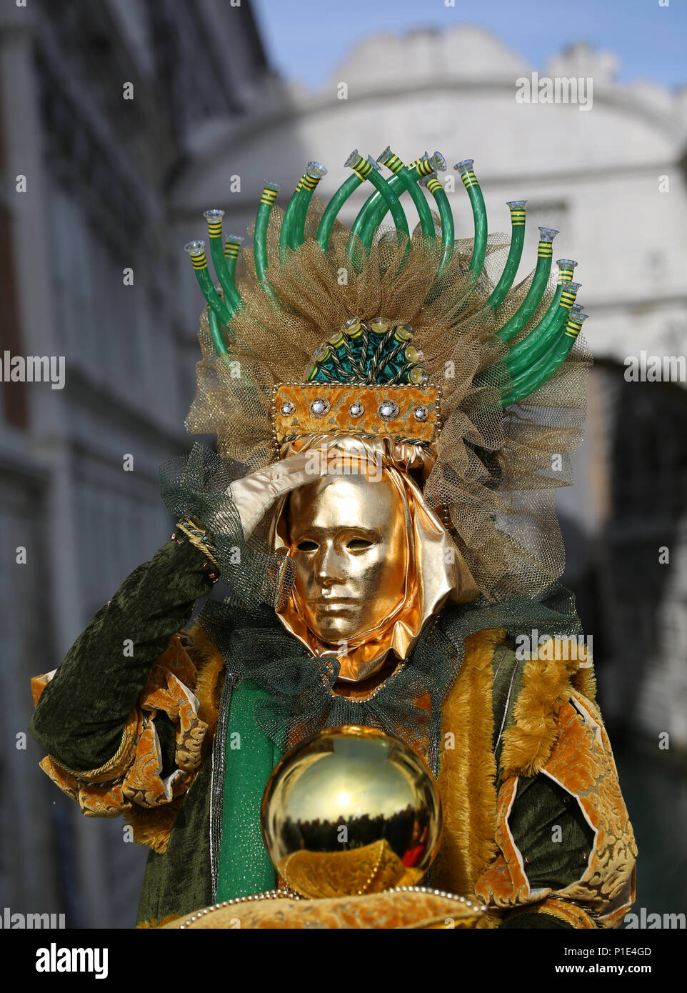 Venezia, Italia - 5 Febbraio 2018: maschera dorata con globo in oro vicino  all'antico ponte dei sospiri durante la festa di carnevale Foto stock -  Alamy