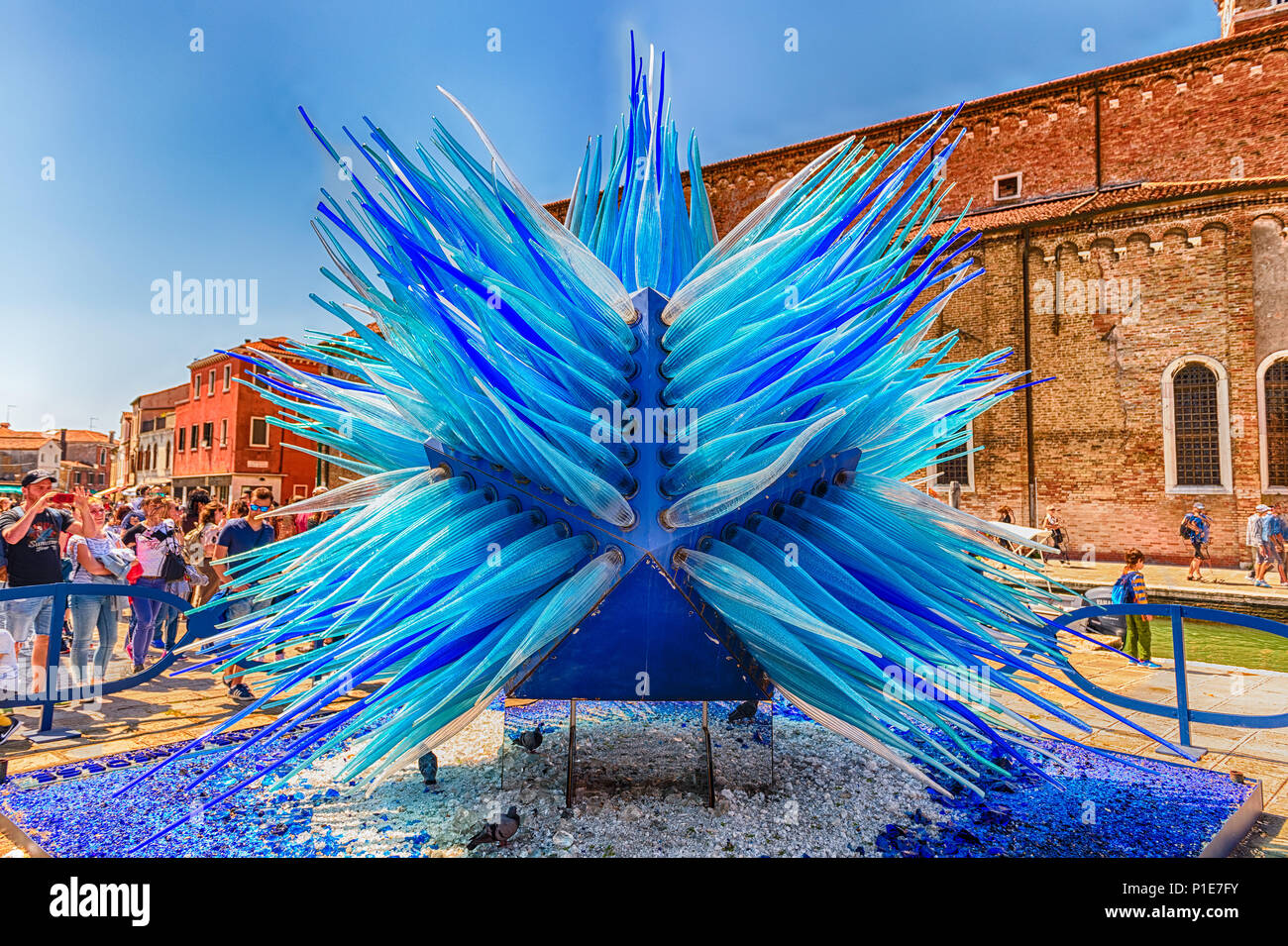 Venezia, Italia - 30 aprile: blu in vetro di murano la scultura denominata ' Cometa Stella di Vetro'