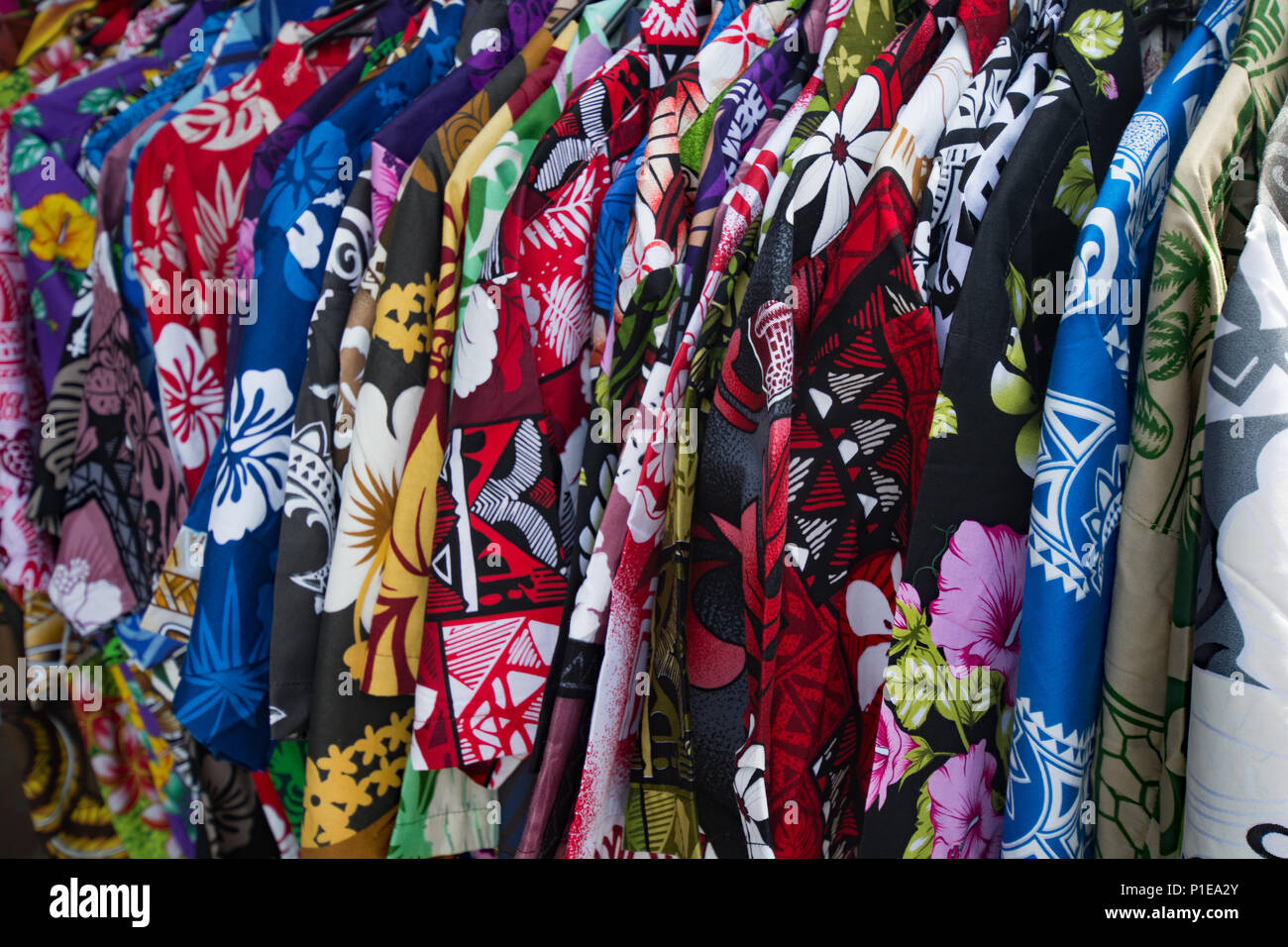Coloratissima isola style shirts Clustered su un rack Foto Stock