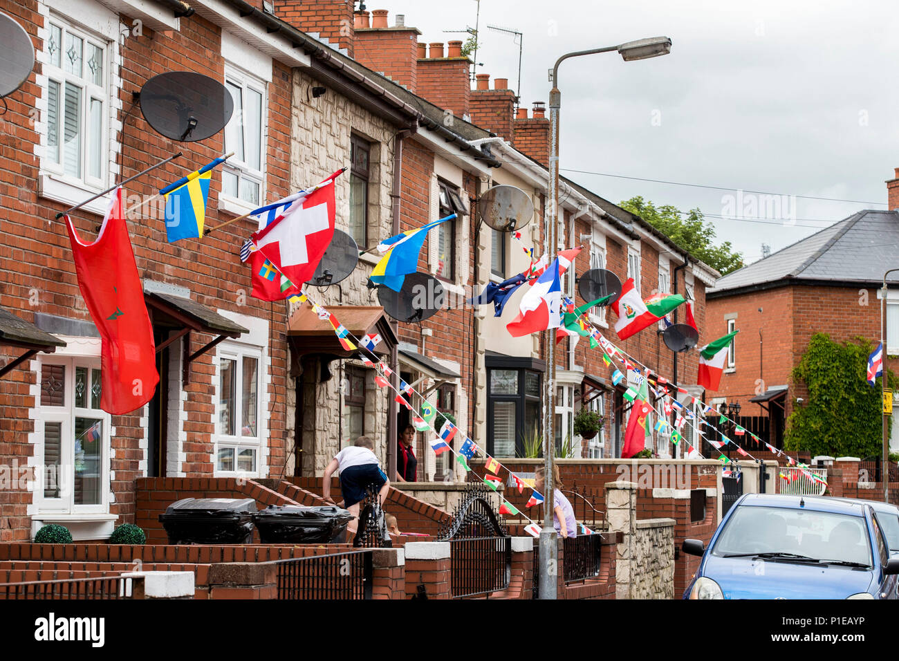 Giardini Whiterock nella parte occidentale di Belfast sono stati residenti hanno ottenuto in Coppa del Mondo febbre e hanno creato un concorso a premi per raccogliere fondi per una festa di strada il giorno della finale della Coppa del mondo. Foto Stock