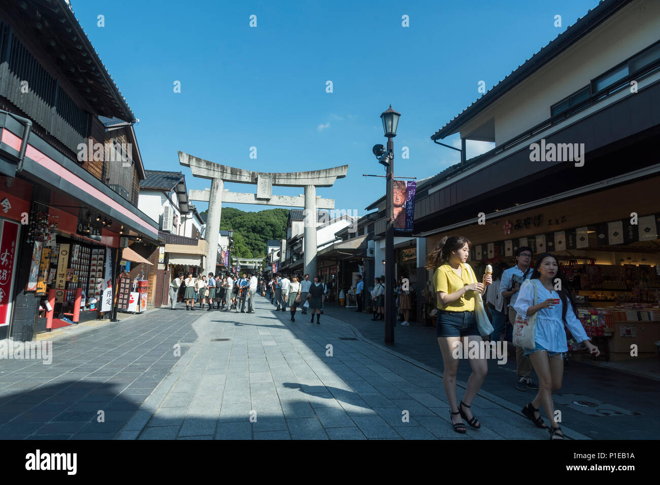 FUKUOKA,Giappone-Ottobre 6, 2017: Molti turisti sono a piedi passare il Torii gate di Dazaifu tenmangu santuario ,la più famosa e antica a Fukuoka, Giappone Foto Stock