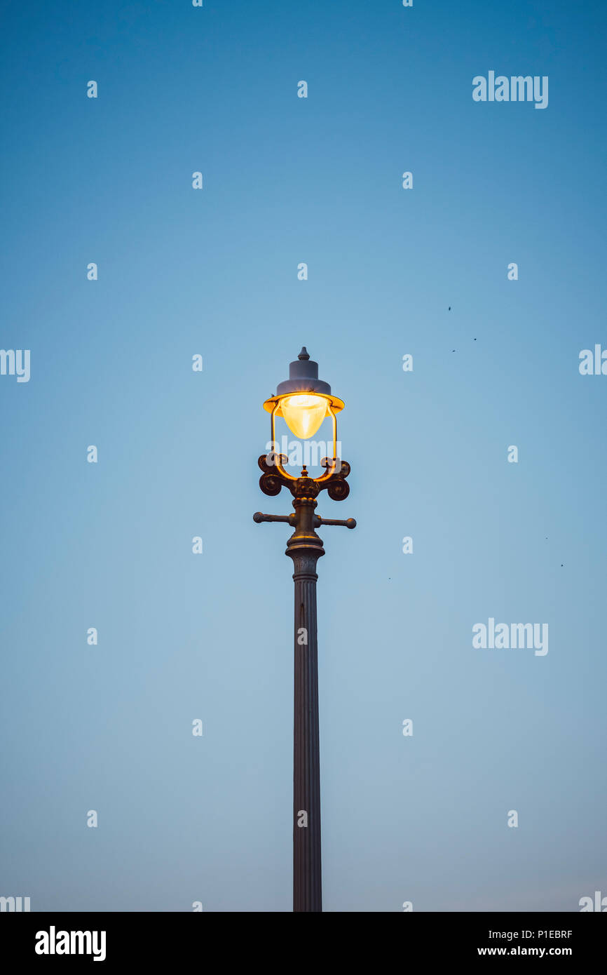 Vecchia strada lampada al crepuscolo, Brighton, Inghilterra Foto Stock