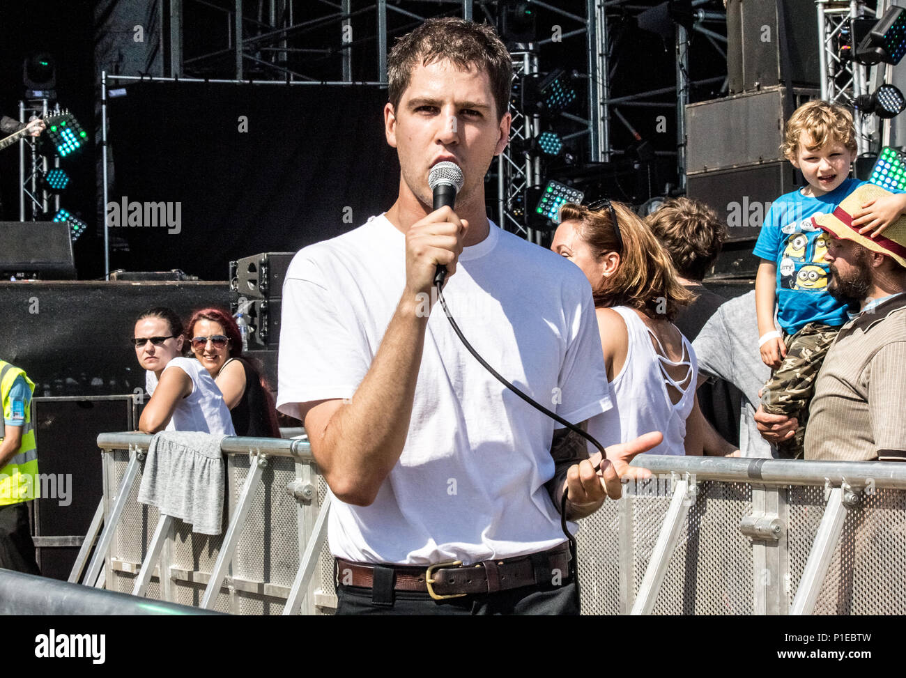 I corvi live al Festival vittorioso 2017 bambini compresi godendo di festival e di interagire con la band, Foto Stock