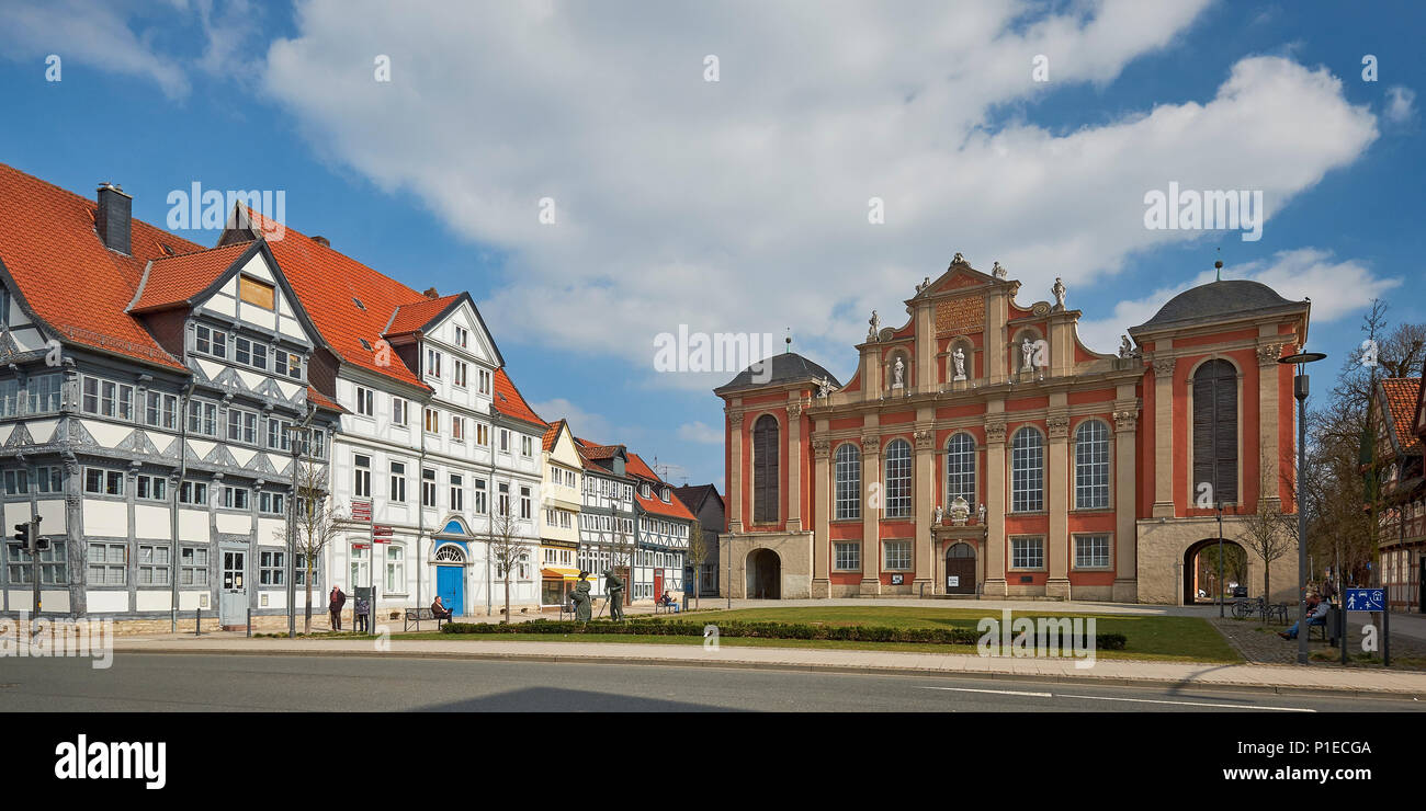 Trinitatiuskirche con monumento giardiniere presso il mercato del legno in Wolfenbüttel Foto Stock