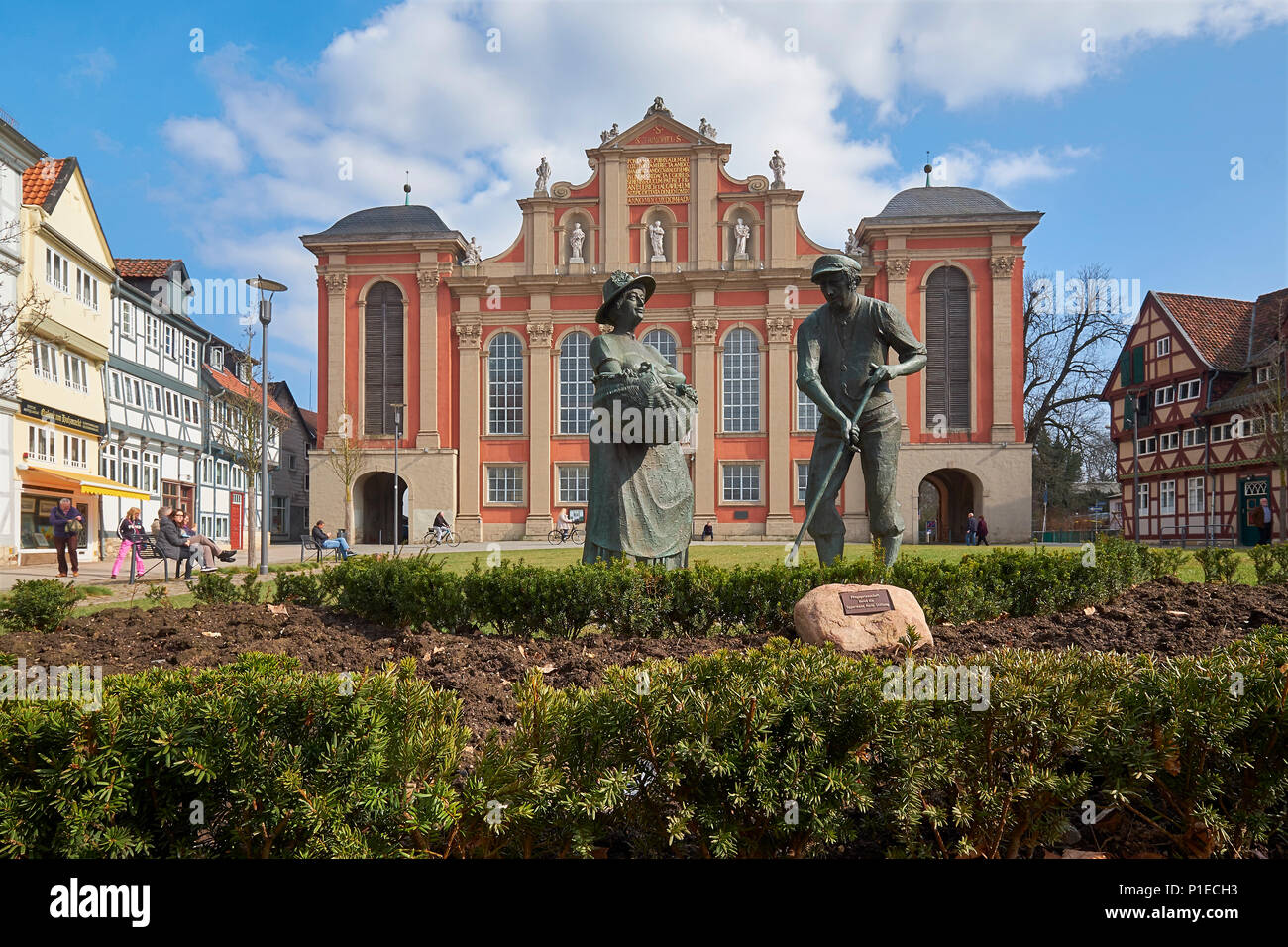 Trinitatiuskirche con monumento giardiniere presso il mercato del legno in Wolfenbüttel Foto Stock