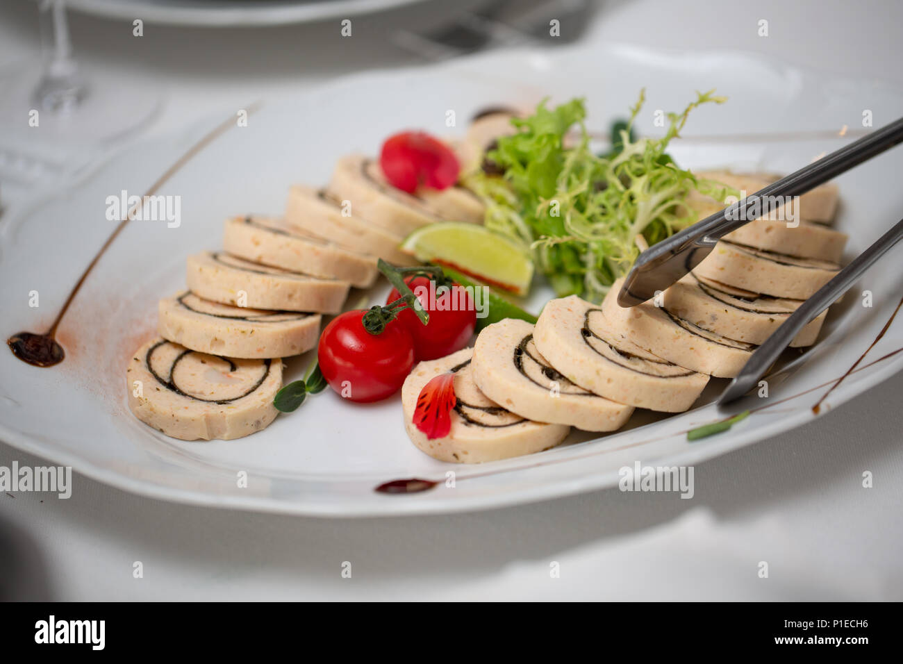 Buffet al tavolo della reception con spuntini freddi, carne e pomodori ciliegia Foto Stock