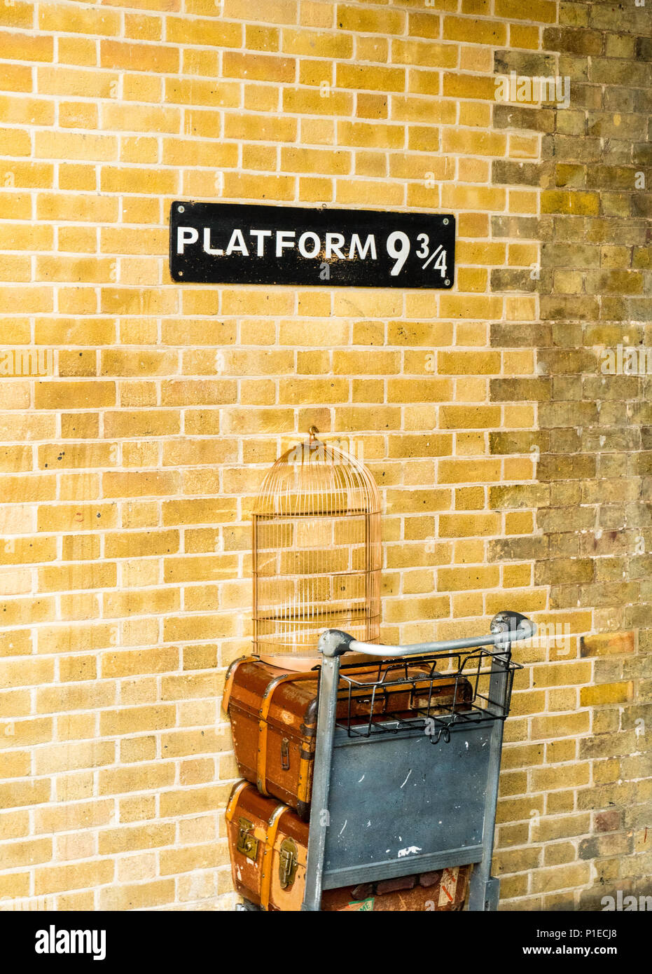 Harry Potter, piattaforma 9¾ alla stazione di King Cross a Londra, dalla Stazione Ferroviaria di King's Cross a Londra, Inghilterra, Regno Unito, GB. Foto Stock