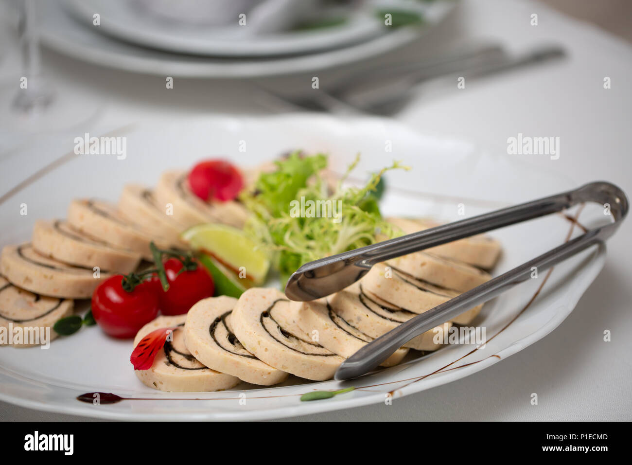 Buffet al tavolo della reception con spuntini freddi, carne e pomodori ciliegia Foto Stock