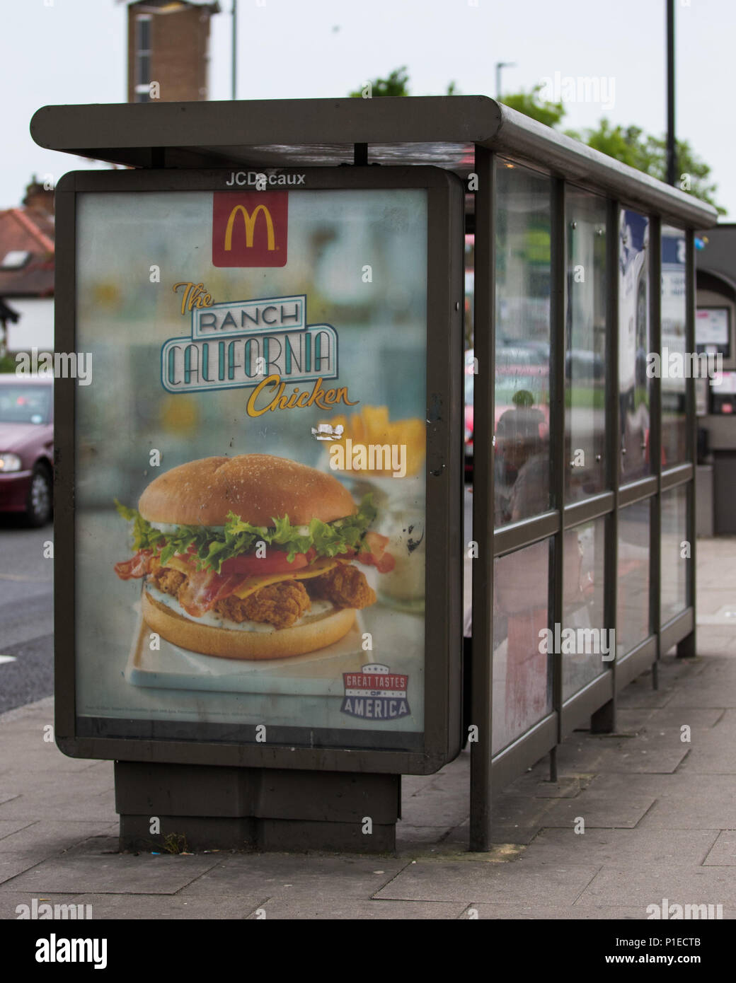 Il Municipio ha annunciato che il cibo spazzatura inserzioni potrebbe essere vietato in tutto il trasporto per Londra (TfL) network. Sindaco di Londra, Sadiq Khan, dice che vuole affrontare i capitelli "ticchettio di bomba a orologeria" del bambino Obesità. Se la proposta sarà approvata, 'insalubri cibi e bevande' inserzioni saranno bandite sulla metropolitana di Londra, Overground, autobus e pensiline. Dotato di: atmosfera, vista in cui: London, England, Regno Unito quando: 11 maggio 2018 Credit: Wheatley/WENN Foto Stock