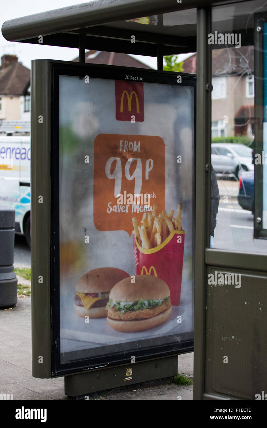 Il Municipio ha annunciato che il cibo spazzatura inserzioni potrebbe essere vietato in tutto il trasporto per Londra (TfL) network. Sindaco di Londra, Sadiq Khan, dice che vuole affrontare i capitelli "ticchettio di bomba a orologeria" del bambino Obesità. Se la proposta sarà approvata, 'insalubri cibi e bevande' inserzioni saranno bandite sulla metropolitana di Londra, Overground, autobus e pensiline. Dotato di: atmosfera, vista in cui: London, England, Regno Unito quando: 11 maggio 2018 Credit: Wheatley/WENN Foto Stock