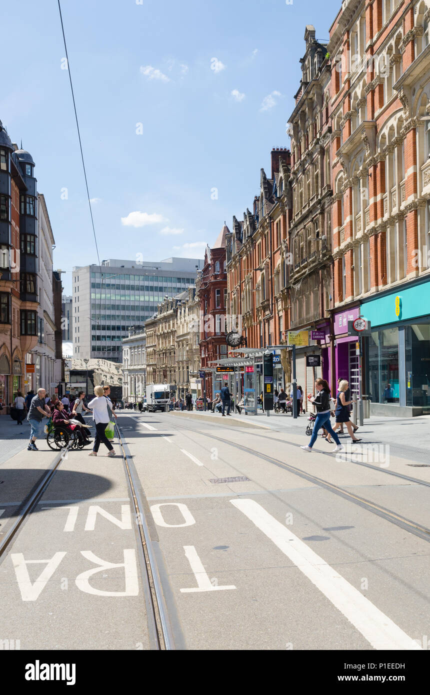 Midland Metro Tram che corrono lungo Corporation Street nel centro della città di Birmingham Foto Stock