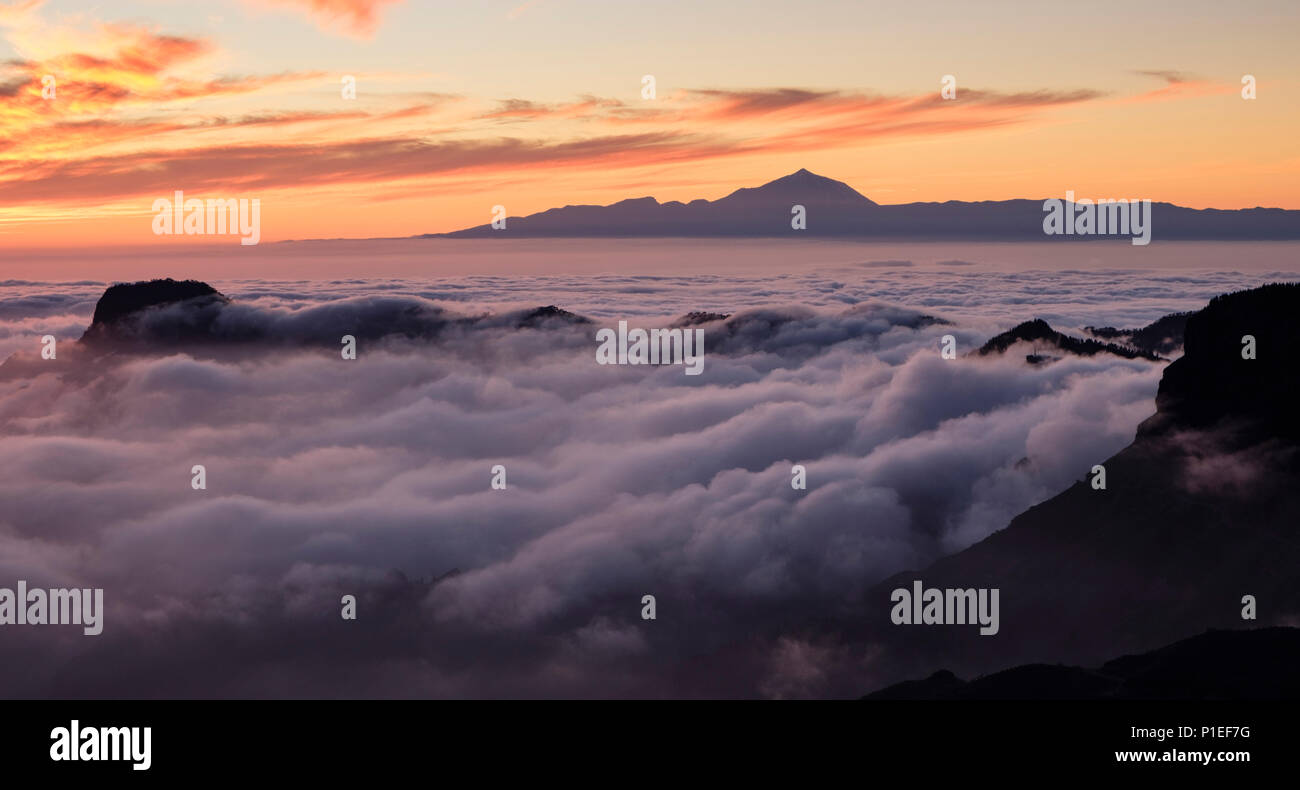 Il Teide al di sopra delle nuvole al tramonto, Gran Canaria Isole Canarie Spagna Foto Stock