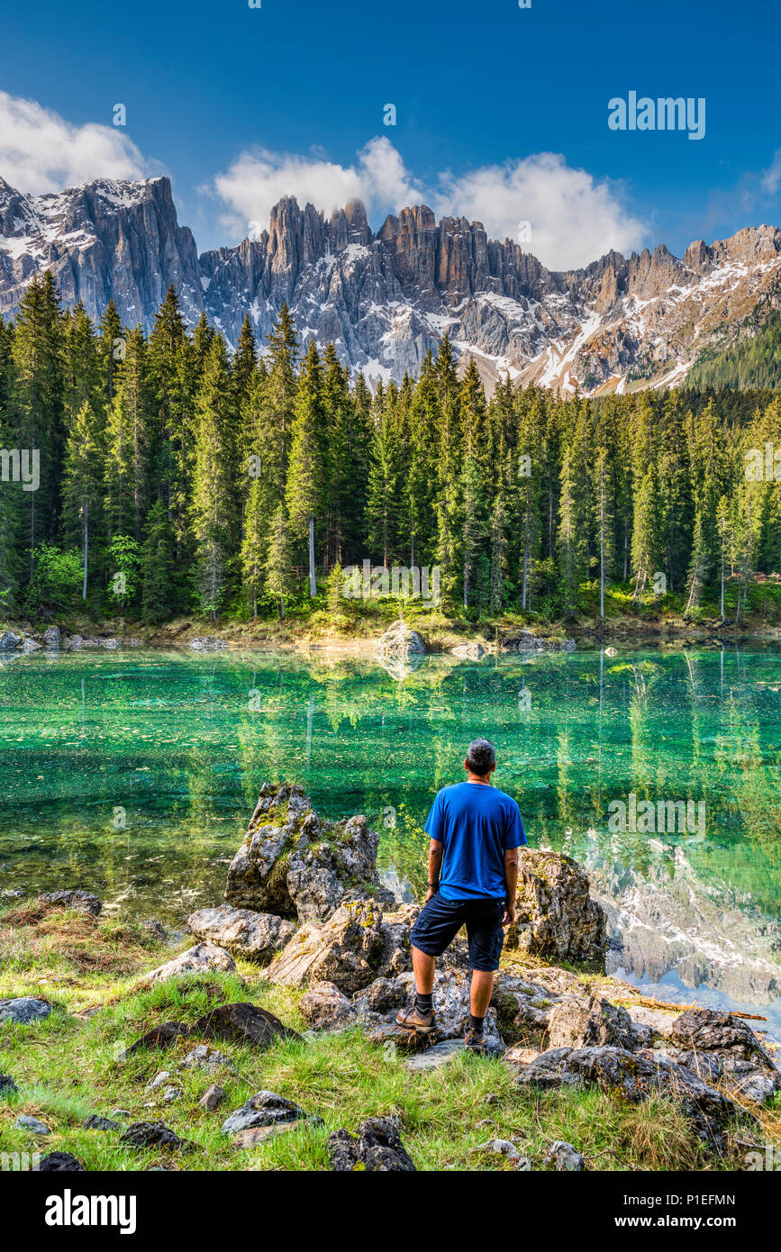 Il Lago di Carezza o Karersee lago con Latemar gruppo di montagna alle spalle, Nova Levante - Welschnofen, Trentino Alto Adige - Alto Adige, Italia Foto Stock