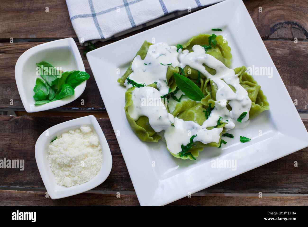 La pasta italiana tortelloni di ricotta e spinaci Foto Stock