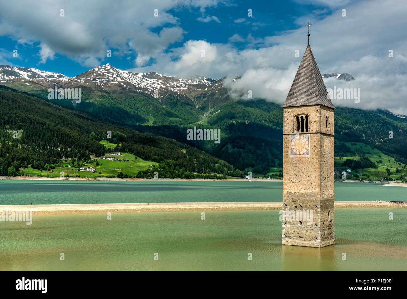 Semi sommerso campanile di Curon Venosta - Graun im Vinschgau, Trentino Alto Adige - Alto Adige, Italia Foto Stock