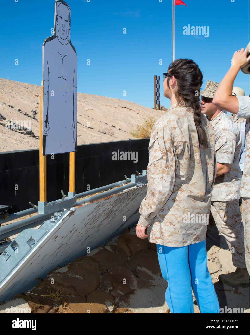 Miranda Williams e Staff Sgt. Frank Kovach tally il suo punteggio dopo alcune imponenti le riprese durante la porzione di armi da fuoco di Jane Wayne Day tenutosi presso la gamma pistola a bordo Marine Corps base logistica Barstow, California, 14 oct. L'evento offre sposi militari la possibilità di vivere un giorno nella vita del loro organo di servizio sposi come essi si impegnano in vari eventi come una variante di combattimento Fitness Test, tours e competizioni di tiro. Foto Stock