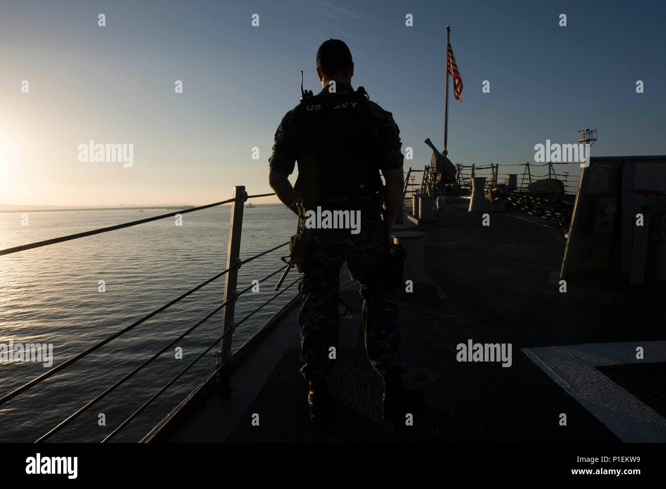 161010-N-ZE250-063 Naval Station Rota, Spagna (ott. 10, 2016) - Sottufficiali di terza classe Justin Koppenhaver sorge guarda a bordo della USS Carney (DDG 64) mentre in porta alla stazione navale di Rota, Spagna ott. 10, 2016. Carney, un Arleigh Burke-class guidato-missile distruttore, distribuita a Rota, Spagna, sta conducendo una pattuglia di routine negli Stati Uniti Sesta flotta area di operazioni a sostegno degli Stati Uniti per gli interessi di sicurezza nazionali in Europa. (U.S. Navy foto di Sottufficiali di terza classe Weston Jones/rilasciato) Foto Stock