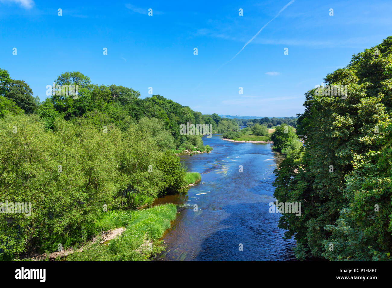 Vista del fiume Wye dal Bridge Street Bridge, Hay-on-Wye, Powys, Wales, Regno Unito Foto Stock