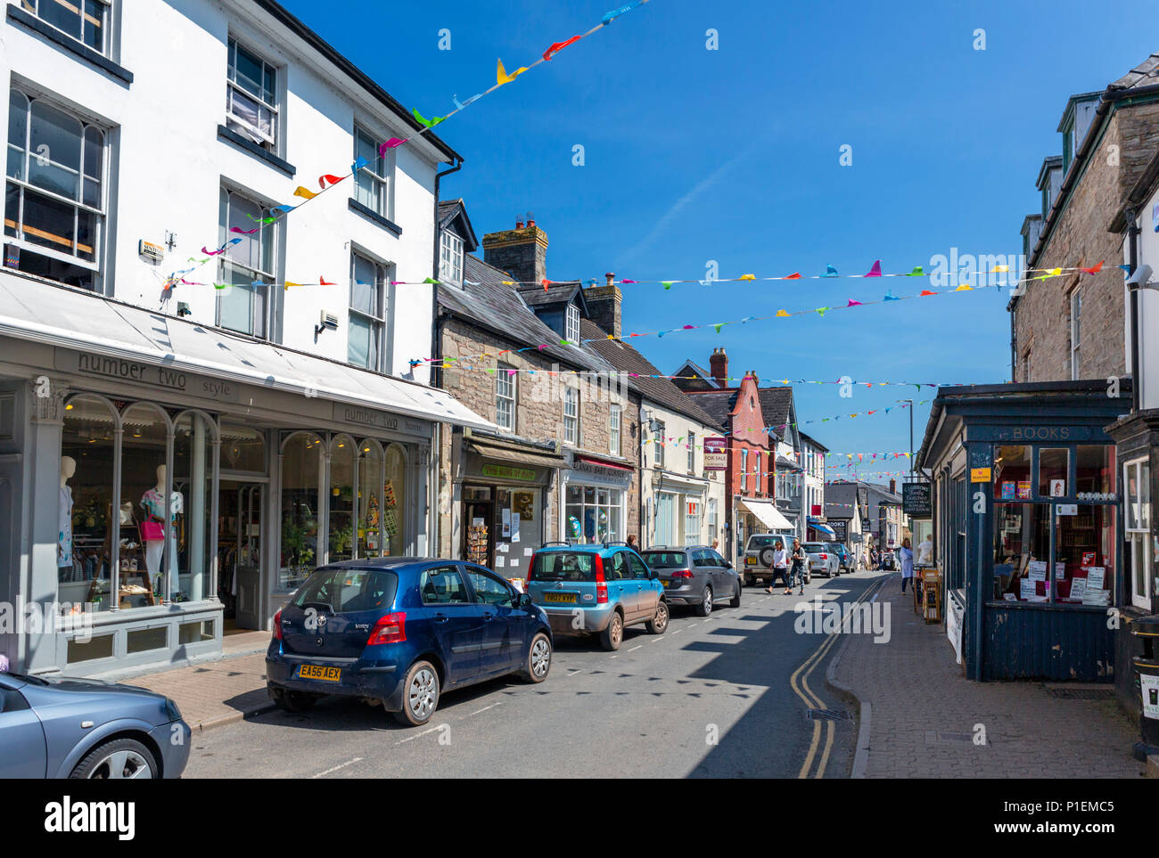 Negozi di Castle Street nel centro della città, Hay-on-Wye, Powys, Wales, Regno Unito Foto Stock