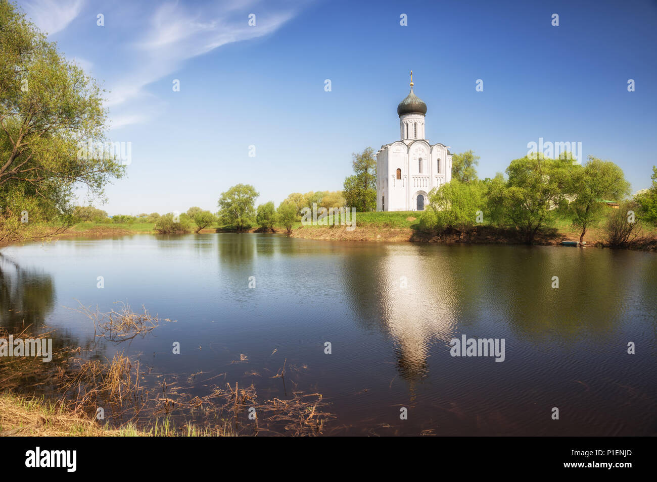 Paesaggio pittoresco con Chiesa di intercessione della Santa Vergine sul fiume Nerl, Bogolyubovo, Russia Foto Stock