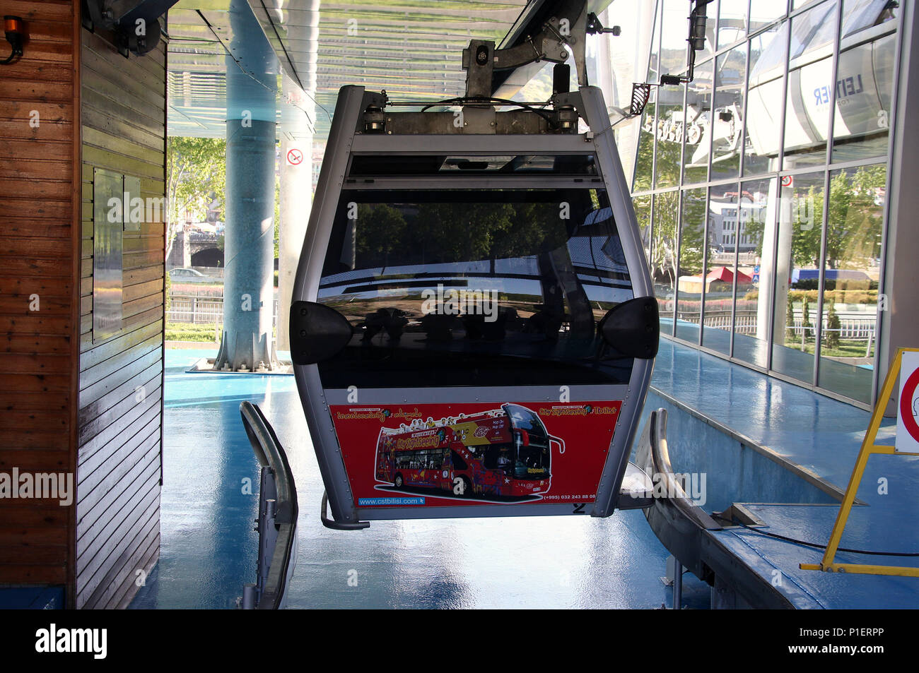 Cavo di Tbilisi auto lasciando Rike Park Station Foto Stock