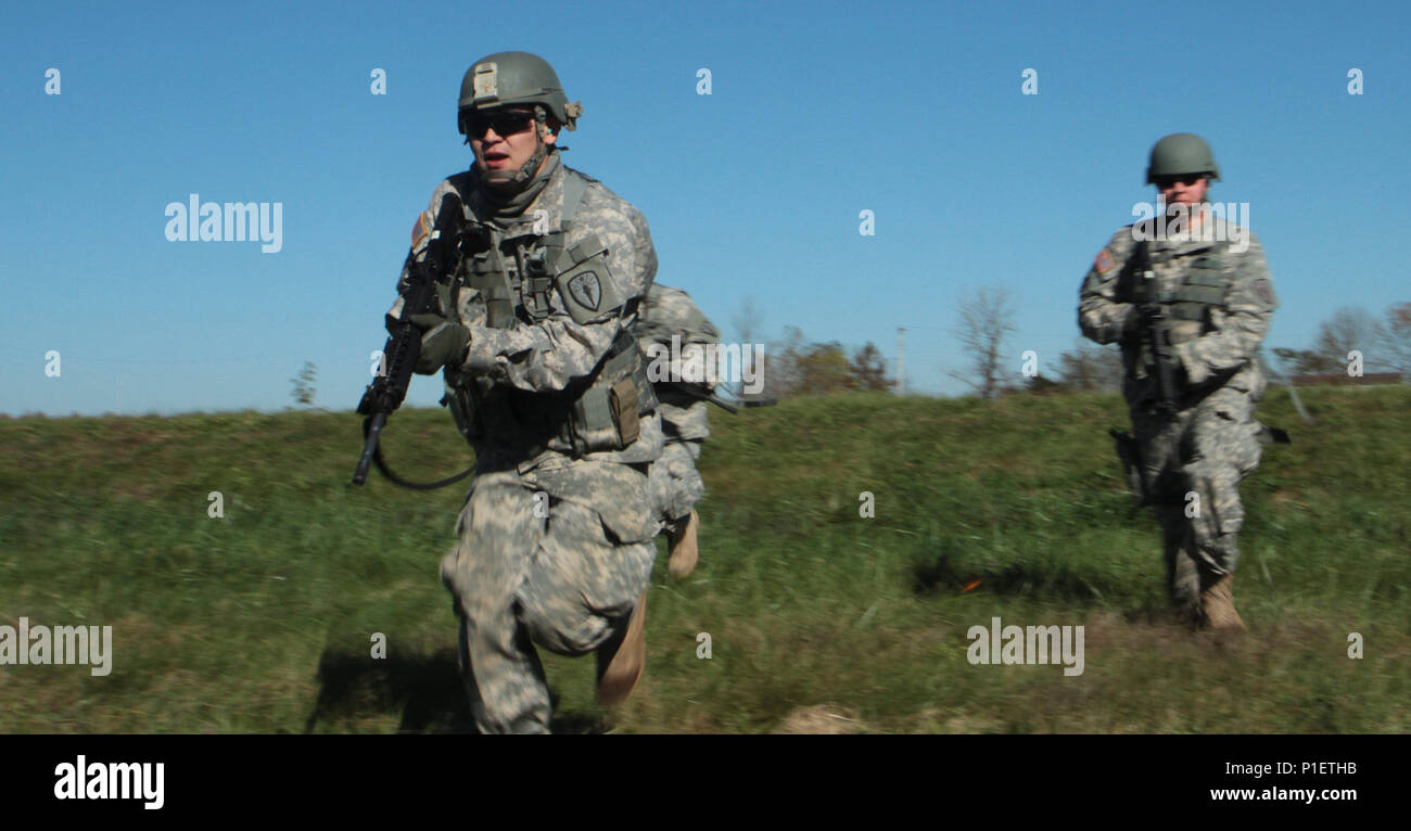 Un team di sparo dei concorrenti nell'annuale TAG Match sprint per coprire in un accampamento Atterbury tiro con la carabina ott. 23. In questa Sfida di abilità di tiro, una squadra di soldati rush per 100 metri prima di prendere posizioni e aprendo il fuoco, testare la loro capacità di girare con una elevata frequenza cardiaca. Foto Stock