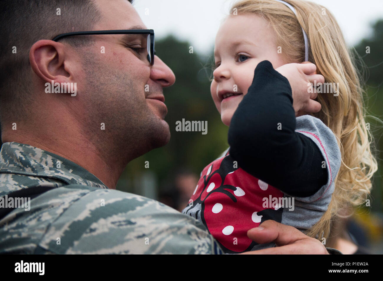 Un aviatore assegnato alla 606th Air Control Squadron riunisce con sua figlia durante lo squadrone del ritorno alla Spangdahlem Air Base, Germania, 20 ott. 2016. Mentre distribuito, lo squadrone fornito sostegno alla 727th Expeditionary Air Control Squadron, noto anche come il perno del fuso a snodo che è composto da Stati Uniti e i partner della coalizione che sorveglia le attività nello spazio aereo che circonda il loro settore di responsabilità. (U.S. Air Force foto di Airman 1. Classe Preston ciliegia) Foto Stock