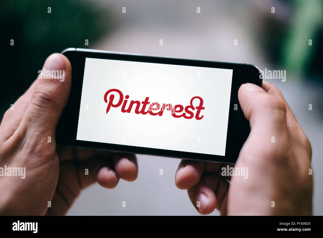 Primo piano dello schermo di iPhone con APP PINTEREST LOGO o icona Foto Stock