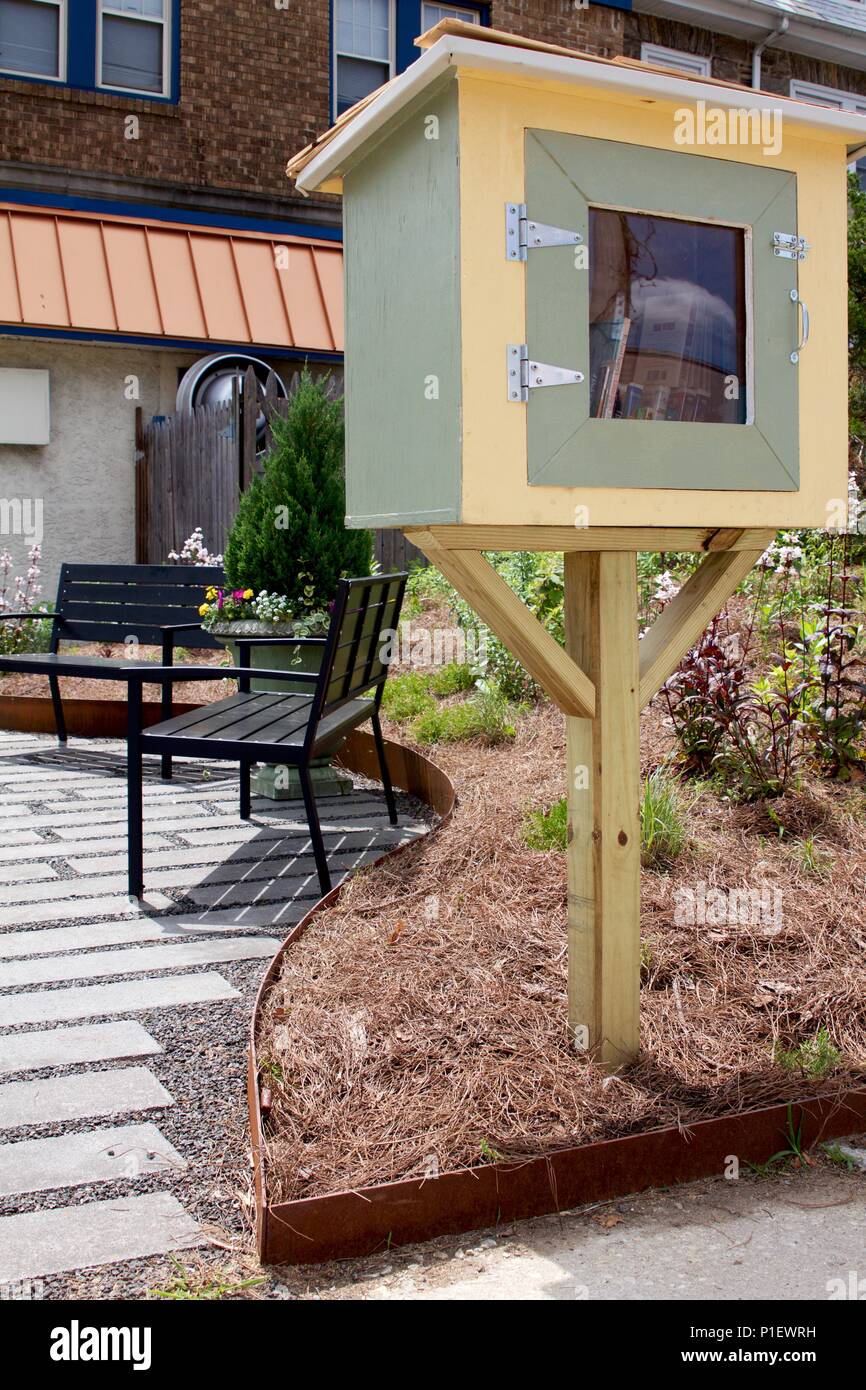Philadelphia, PA, Stati Uniti d'America - 7 giugno, 2018; poco libera di librerie e pocket parks si trovano in tutto il gruppo del partito europeo dei liberali eco-friendly neighborhood di Mt. Ariosa. Foto Stock