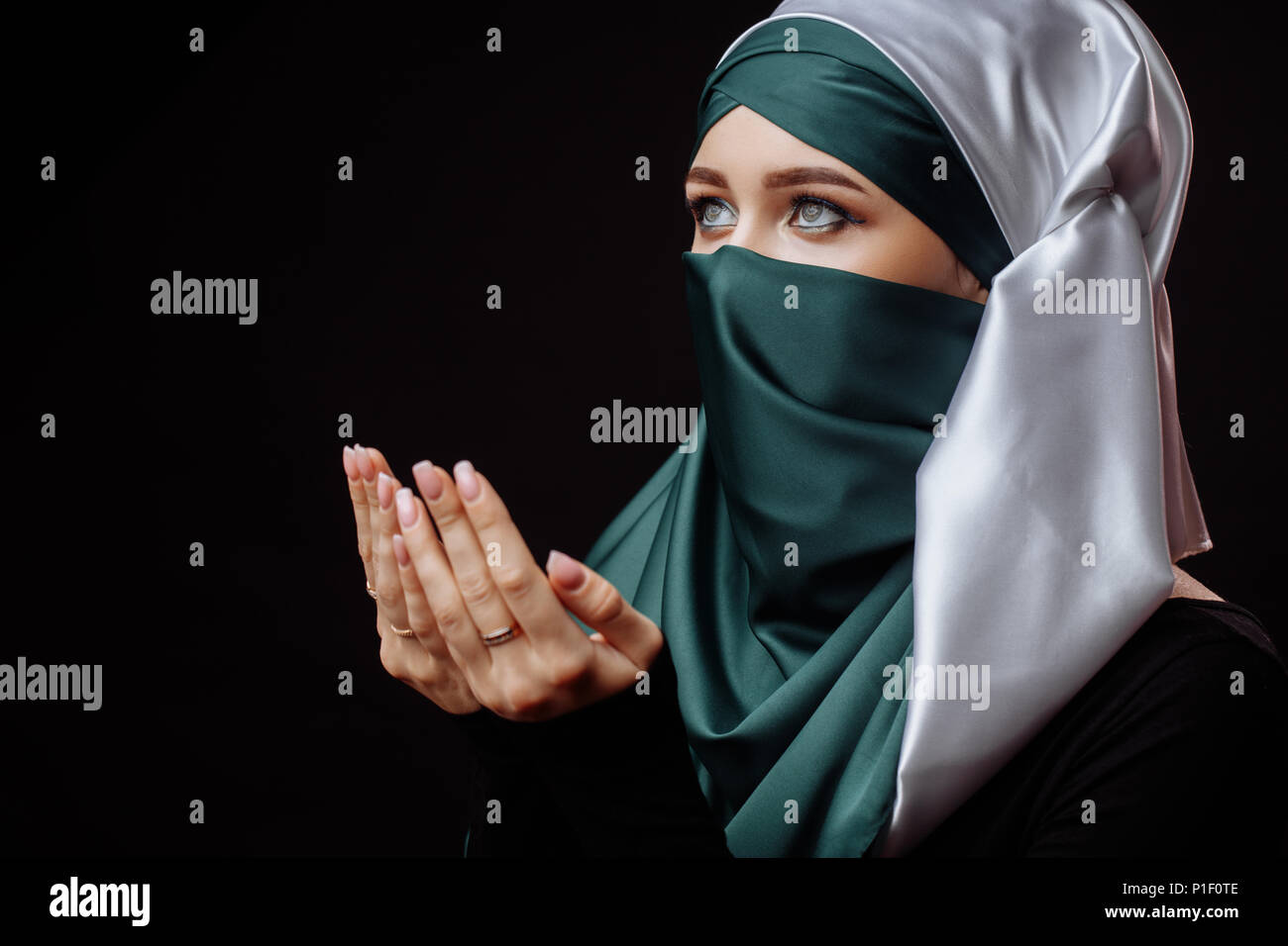 Bella donna è la pratica di Islam Foto Stock