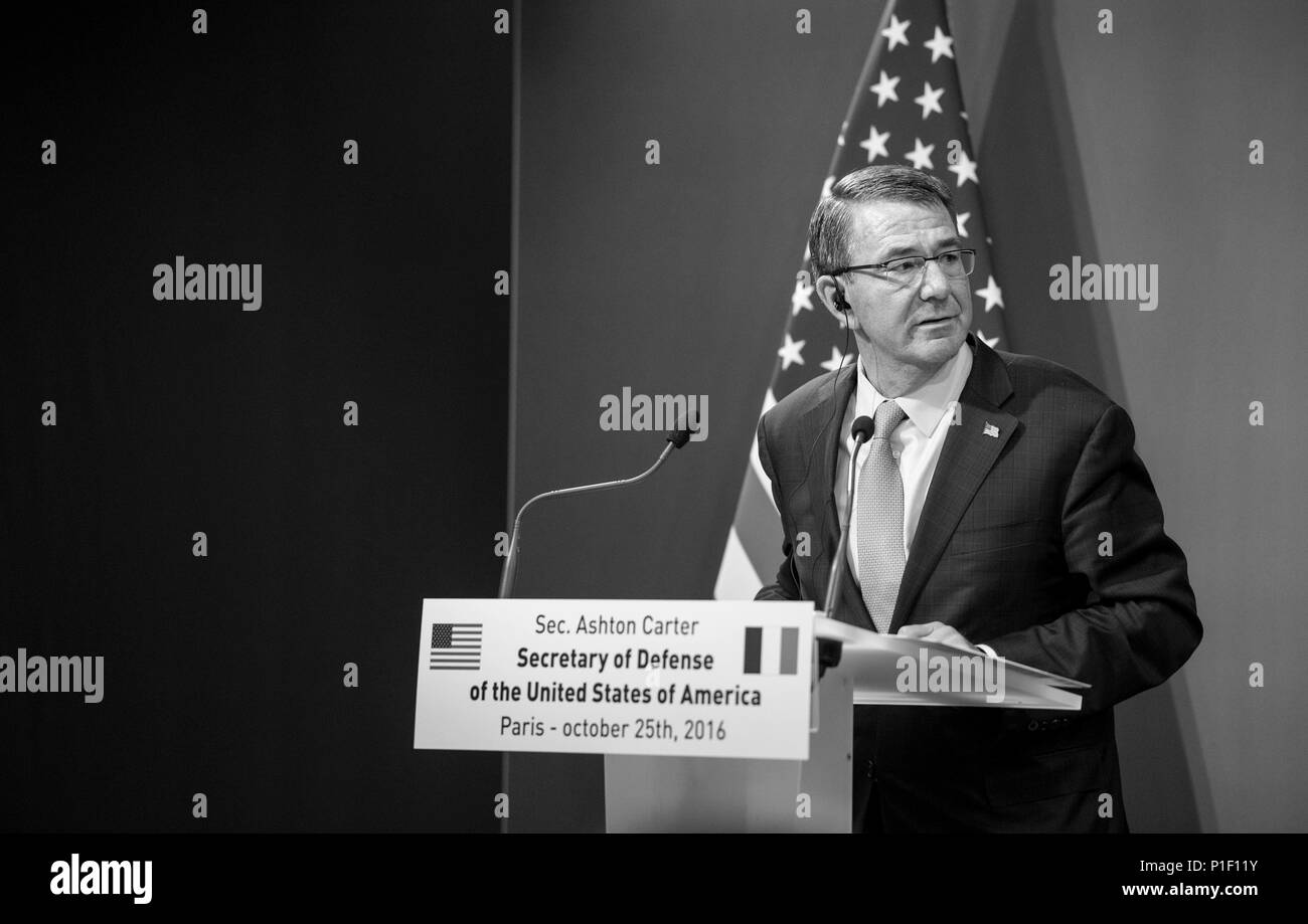 Il Segretario della Difesa Ash Carter ospita una conferenza stampa congiunta con il Ministro francese della Difesa Jean-Yves Le Drian a Parigi, Francia, 25 ottobre 2016. (DoD foto di U.S. Air Force Tech. Sgt. Brigitte N. Brantley) Foto Stock