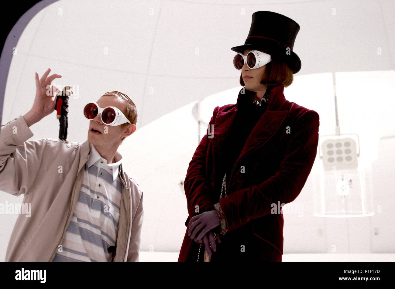 Pellicola originale titolo: Charlie e la fabbrica di cioccolato. Titolo inglese: Charlie e la fabbrica di cioccolato. Regista: tim burton. Anno: 2005. Stelle: Johnny Depp; GIORDANIA RFI; ADAM GODLEY. Credito: WARNER BROS. / Montagna, Peter / Album Foto Stock