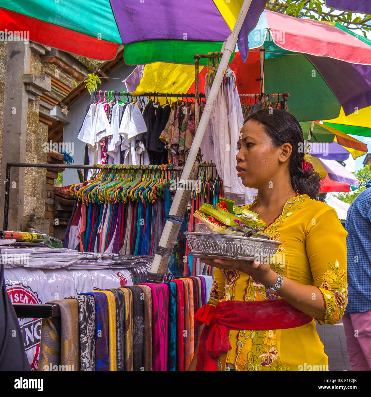 Balinese offerta votiva Donna con cesto di doni nelle sue mani, vestito in un sari colorati al mercato in Ubud, Bali, 15 aprile 2018 Foto Stock Balinese offerta votiva Donna con cesto di doni nelle sue mani, vestito in un sari colorati al mercato in Ubud, Bali, 15 aprile 2018 Foto Stock