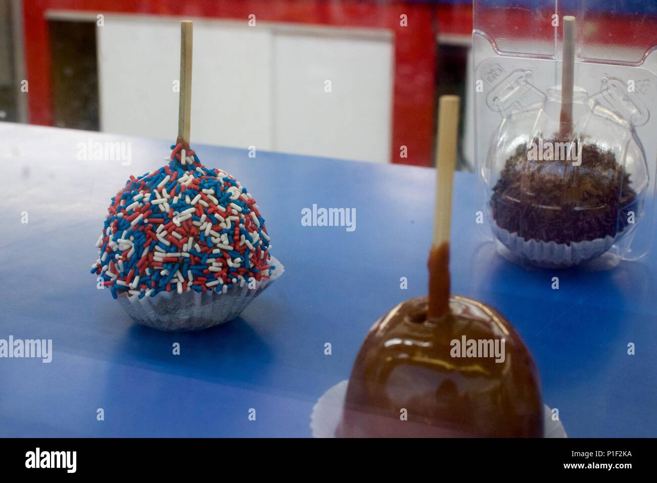 Candy e caramello le mele sono tra le chicche zuccherino offerto al carnevale di stand di concessione. Foto Stock