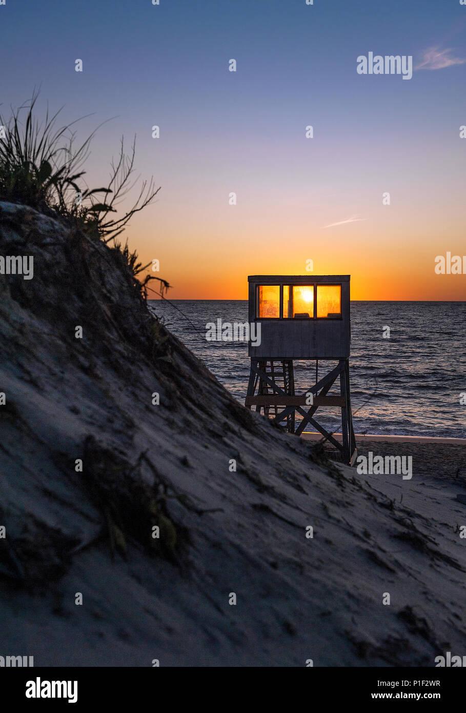 Bagnino stand presso sunrise, Nauset Beach, Cape Cod, Massachusetts, STATI UNITI D'AMERICA. Foto Stock