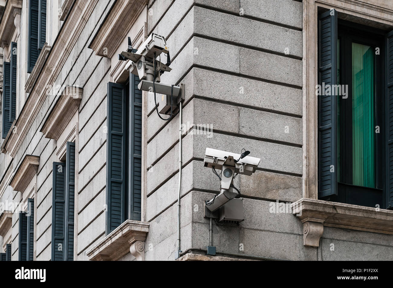 Videocamere di sicurezza montati su esterno dell'edificio, Madrid, Spagna. Foto Stock